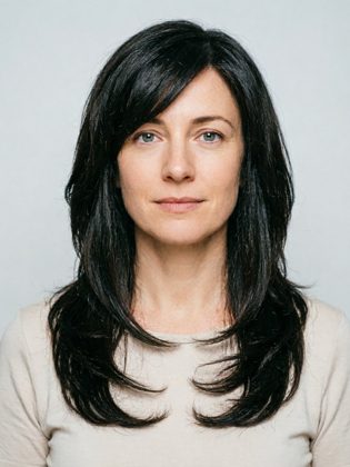 Meera wig on a model