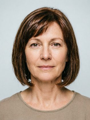 Nora wig on a model